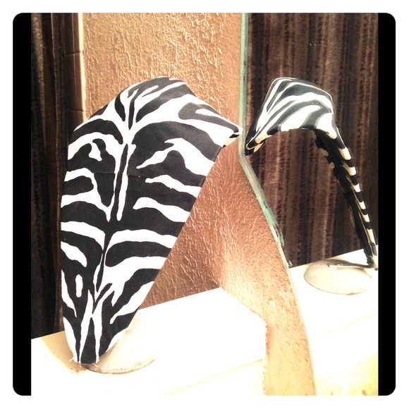 SOLD!!!!!!!!!!! Jewelry necklace stand zebra print - Picture 1 of 1