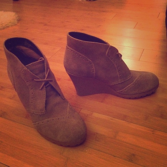 MIA Gray Suede Wedges✨☑️