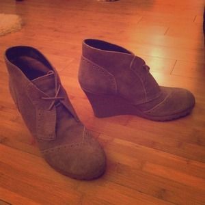 MIA Gray Suede Wedges✨☑️