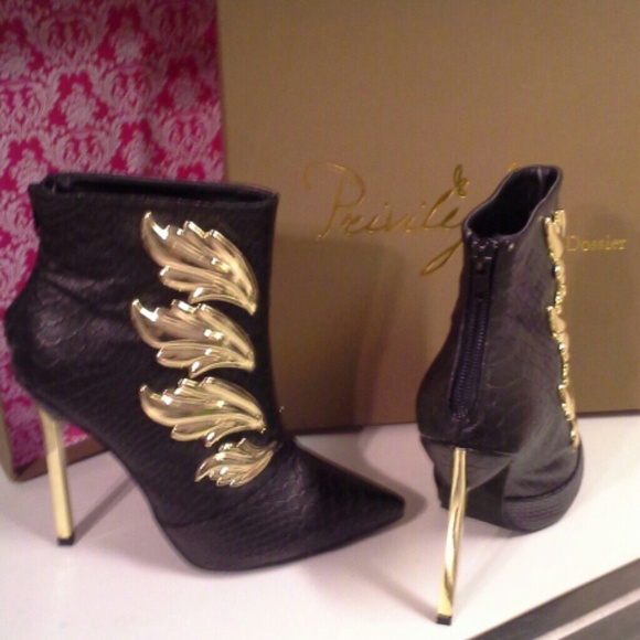 Shoes - DEAL O DAY 3/6 $85 OFF Privileged embellished boot