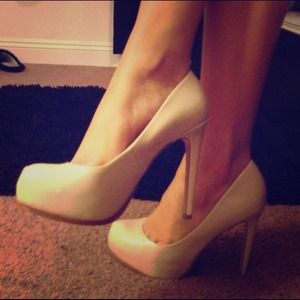 Nude GUESS pumps! 👠