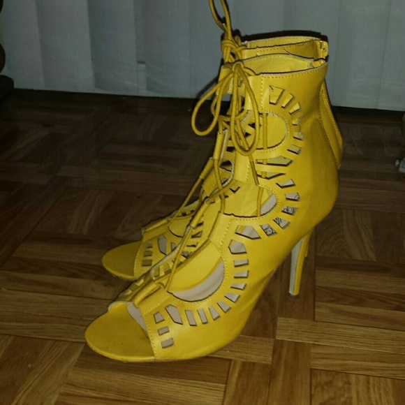 Shoes - ?????? Hott Yellow Heels