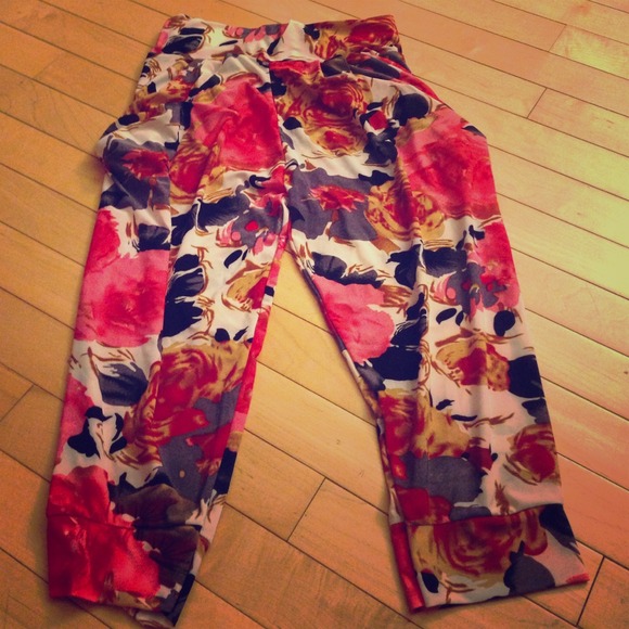 Floral stretch capris