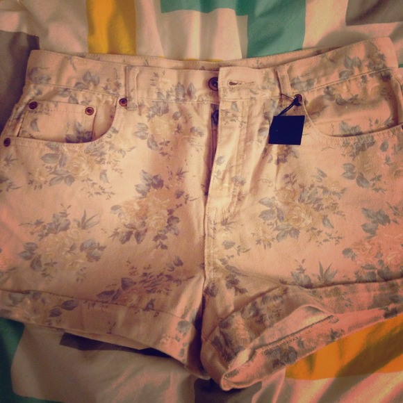 High wasted blush floral shorts