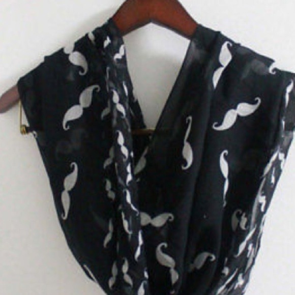 🚫SOLD🚫 Black white mustache Infiniti scarf - Picture 4 of 4