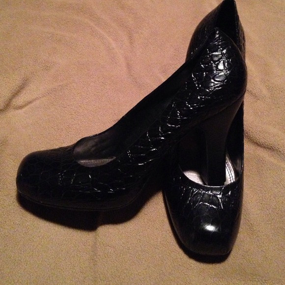 Black textured pumps **Traded**
