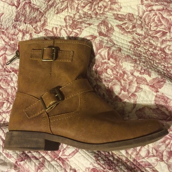 Cute Faux Leather Buckle boots!