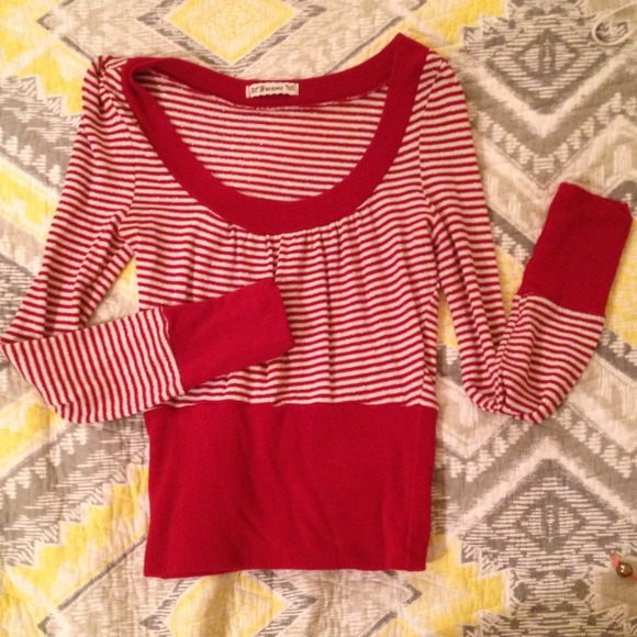 ❌Sold in bundle❌Holiday red stripe knit top