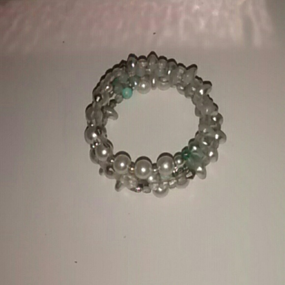 Wrap wire bracelet Pastel green pearls and white p - Picture 1 of 3
