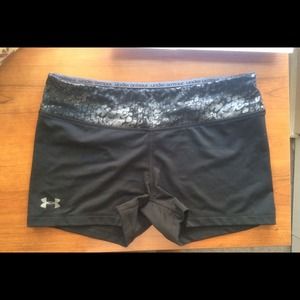 Under armour spandex size medium!