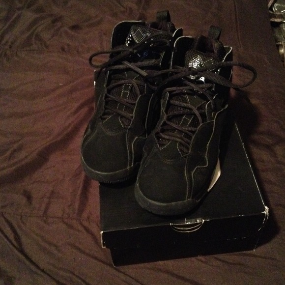 Black Jordan tennis shoes