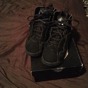 Black Jordan tennis shoes