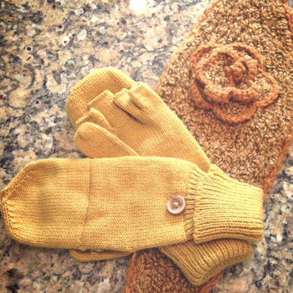 *SOLD* Flower knit headband and gloves bundle - Picture 1 of 2
