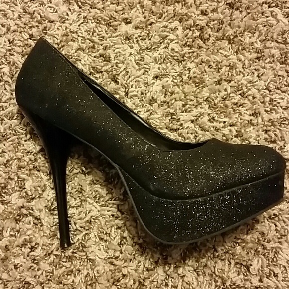 ♧♢ HOST PICK 9/10 ♢♧!!  Sexy sparkly black pumps!