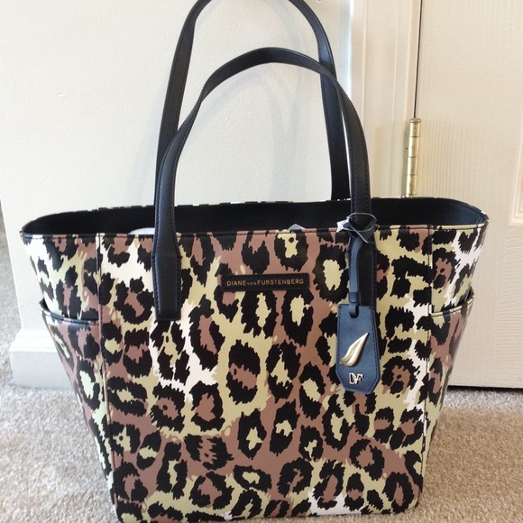 Diane von Furstenberg Handbags - Flash sale!! Diane Von Furstenberg tote