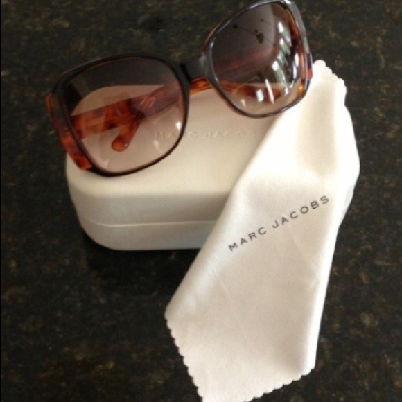 {Marc Jacobs oversized sunglasses} - Picture 2 of 3
