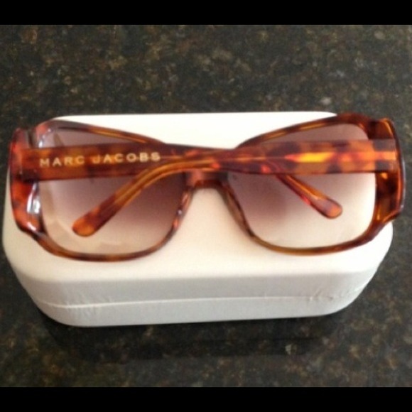 {Marc Jacobs oversized sunglasses} - Picture 3 of 3