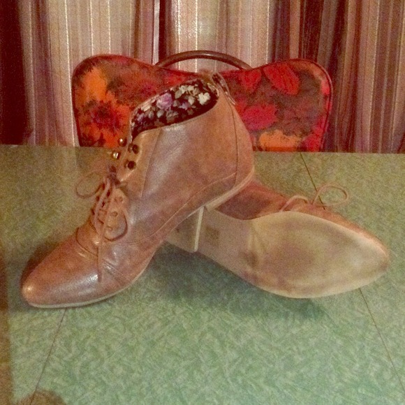 tan pleather lace-up booties👢