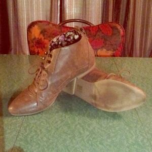 tan pleather lace-up booties👢