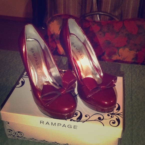 Rampage "Mistie" closed toe heels w/ bow🎀 in red - Picture 1 of 3