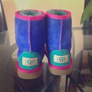 Toddler UGG 7t .