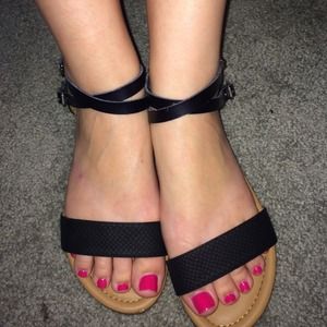 ⭐️FLASH SALE⭐️Black strap sandals