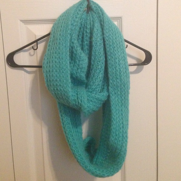 🚫ON HOLD🚫Adorable Blue Ribbed Infinity Scarf