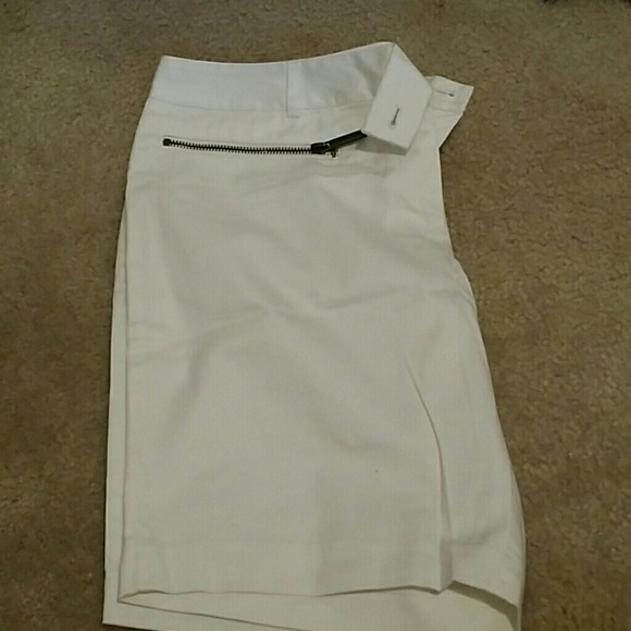 Cute pure white never worn capris/burmudas