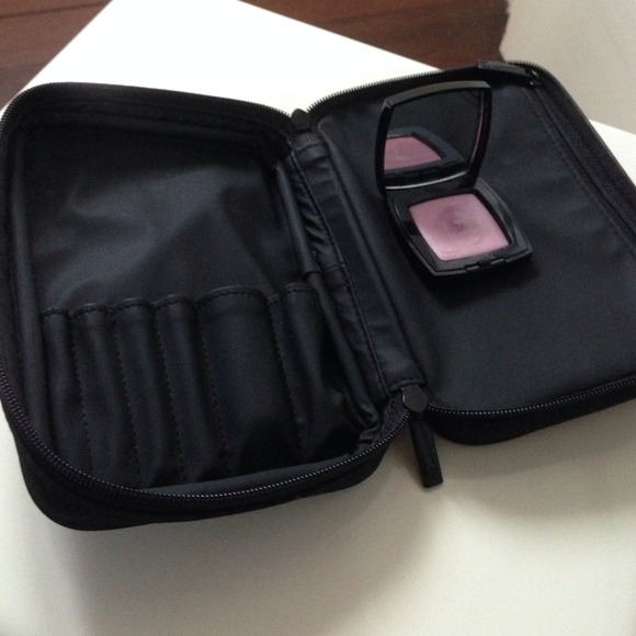 ❌❌SOLD❌❌CHANEL eye shadow & cosmetic Case Pouch - Picture 4 of 4