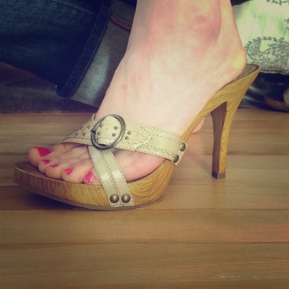 Beige sandals - Picture 1 of 3