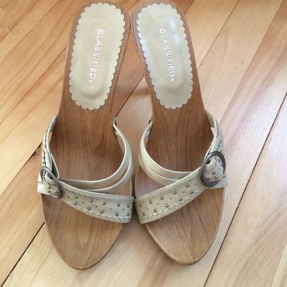Beige sandals - Picture 2 of 3