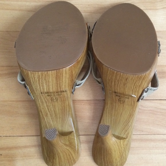 Beige sandals - Picture 3 of 3