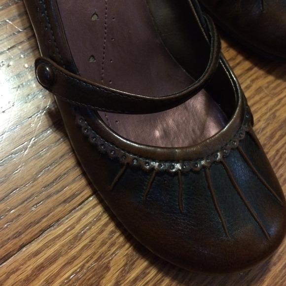 Mudd brown heals. - Picture 2 of 4