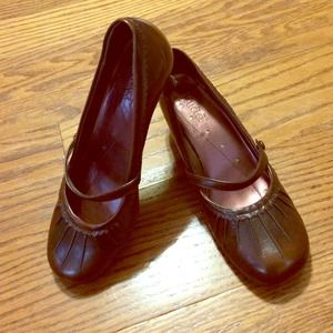 Mudd brown heals.