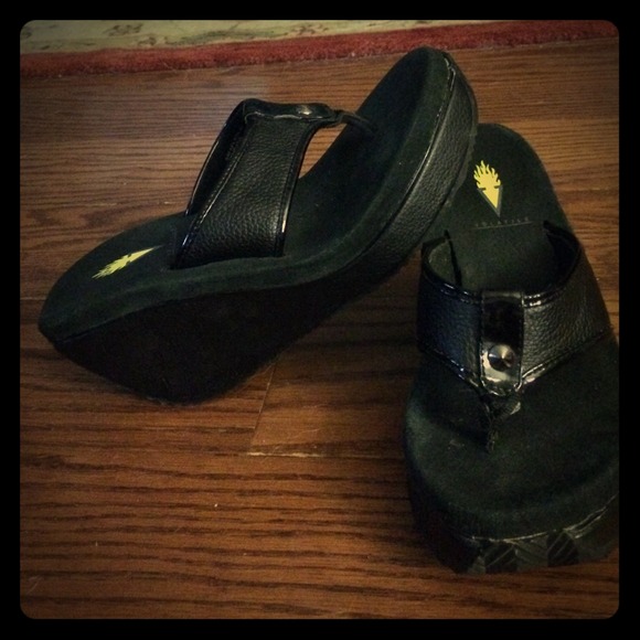 Volatile black sandals