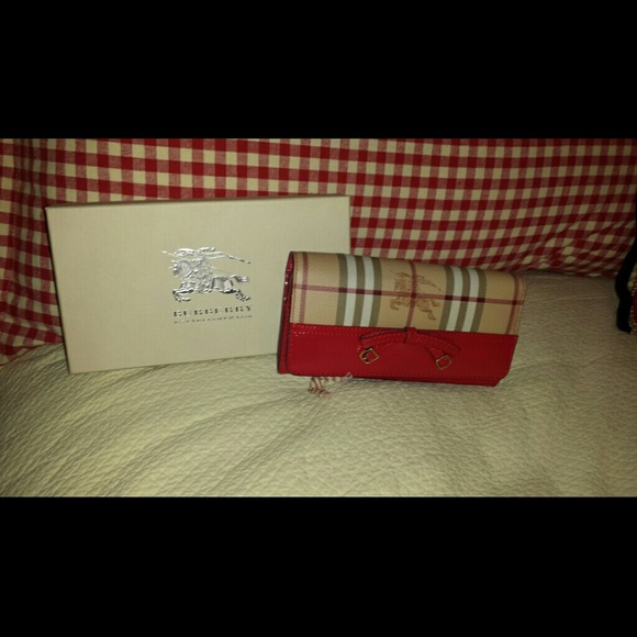 SOLD ON TRADSEY!!!!  AUTHENTIC BURBERRY WALLET