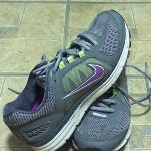 Barely worn Nike shoes