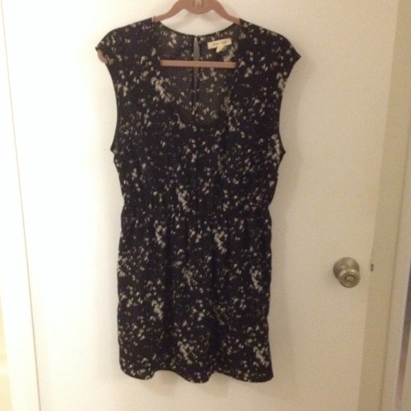 Black and White Graphic Print Dress - Picture 2 of 4