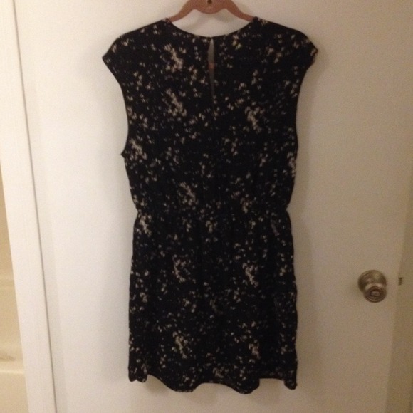 Black and White Graphic Print Dress - Picture 3 of 4