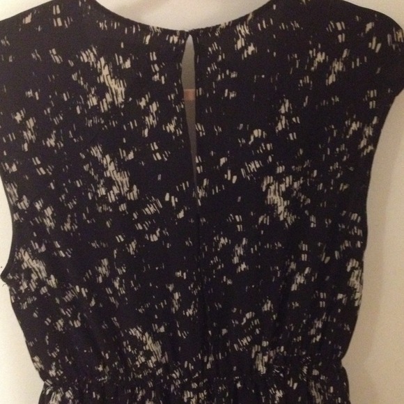 Black and White Graphic Print Dress - Picture 4 of 4