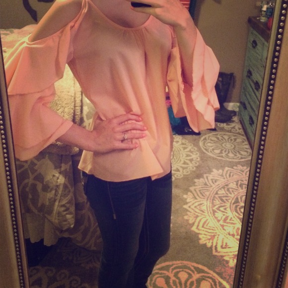 🌺Los Angeles ruffle sleeve top🌺 - Picture 1 of 4