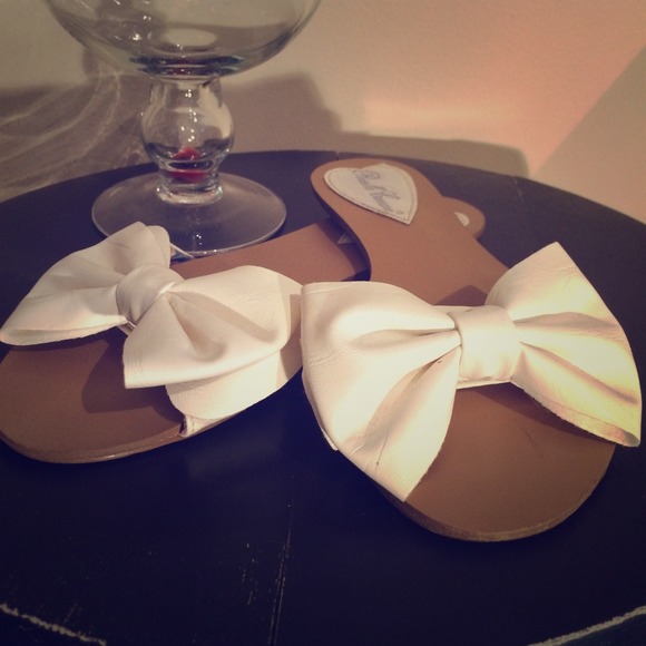 Shoes - 🎀 White Bow Sandals 🎀