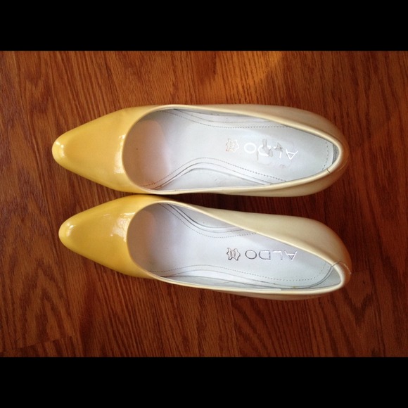 *SOLD* New Aldo Yellow Ombré Pointy Pumps