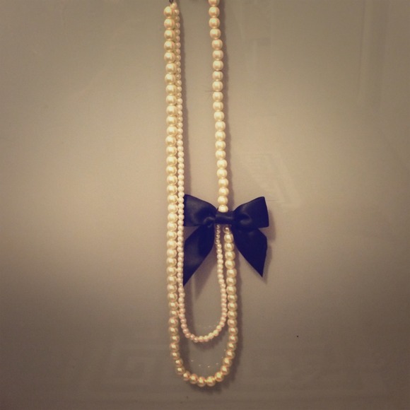 Long pear necklace with bow