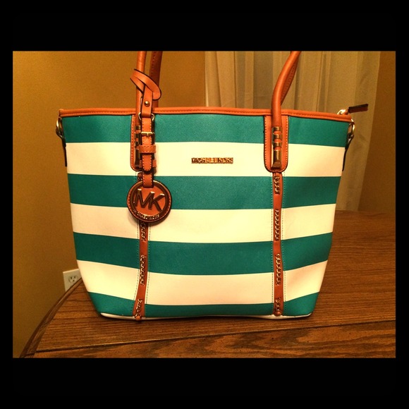 😍Spacious Michael Kors Jet set tote! 🎉