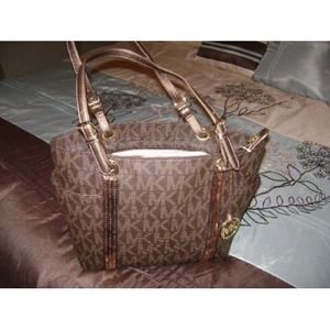 Looking for this handbag!!!!!