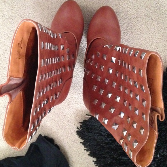 Studded boot - Picture 3 of 3