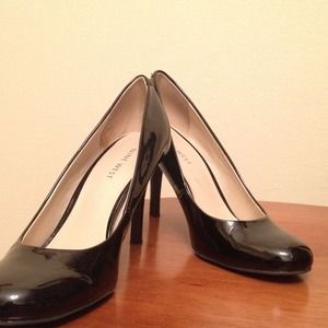 Nine West // black closed-toe pumps