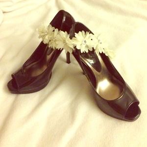 Peep-toe pumps
