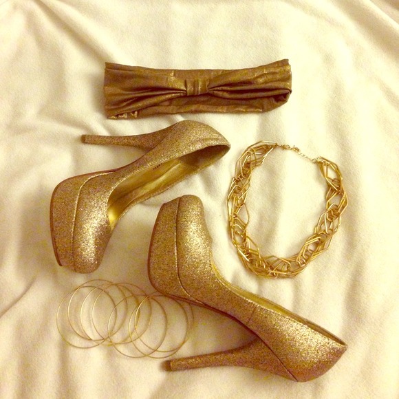 Stylish gold sparkly pumps
